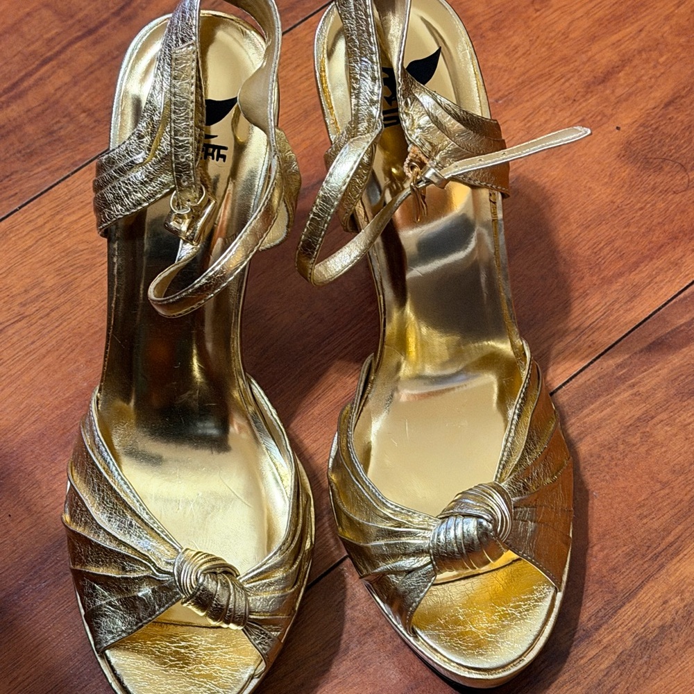 Chic Gold Knotted Heels